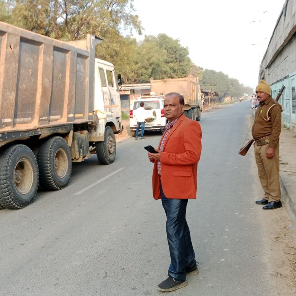 औरैया में अवैध खनन पर कार्रवाई:तीन डंपरों पर 88 हजार का जुर्माना, चार ट्रैक्टर सीज