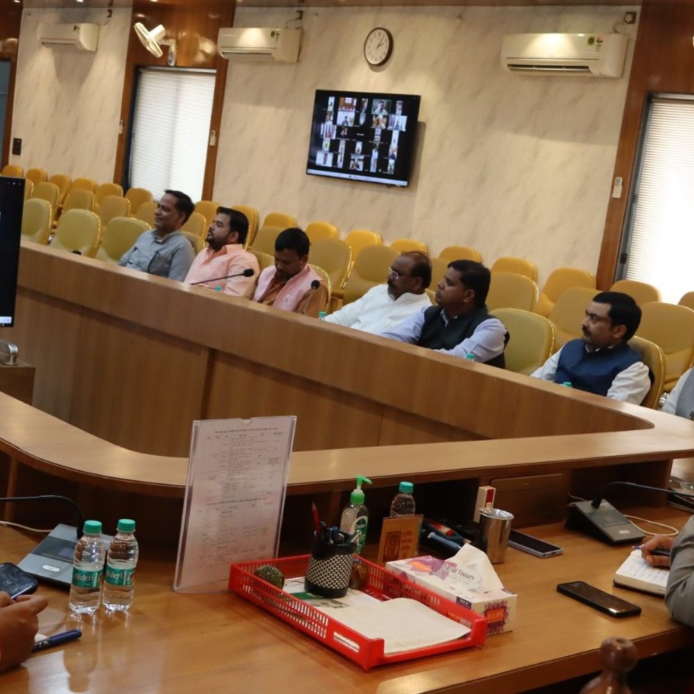 हरदोई में जनप्रतिनिधियों-प्रशासन के लिए 'संवाद सेतु' शुरू:बेहतर तालमेल को 10 मिनट में जवाब देना अनिवार्य