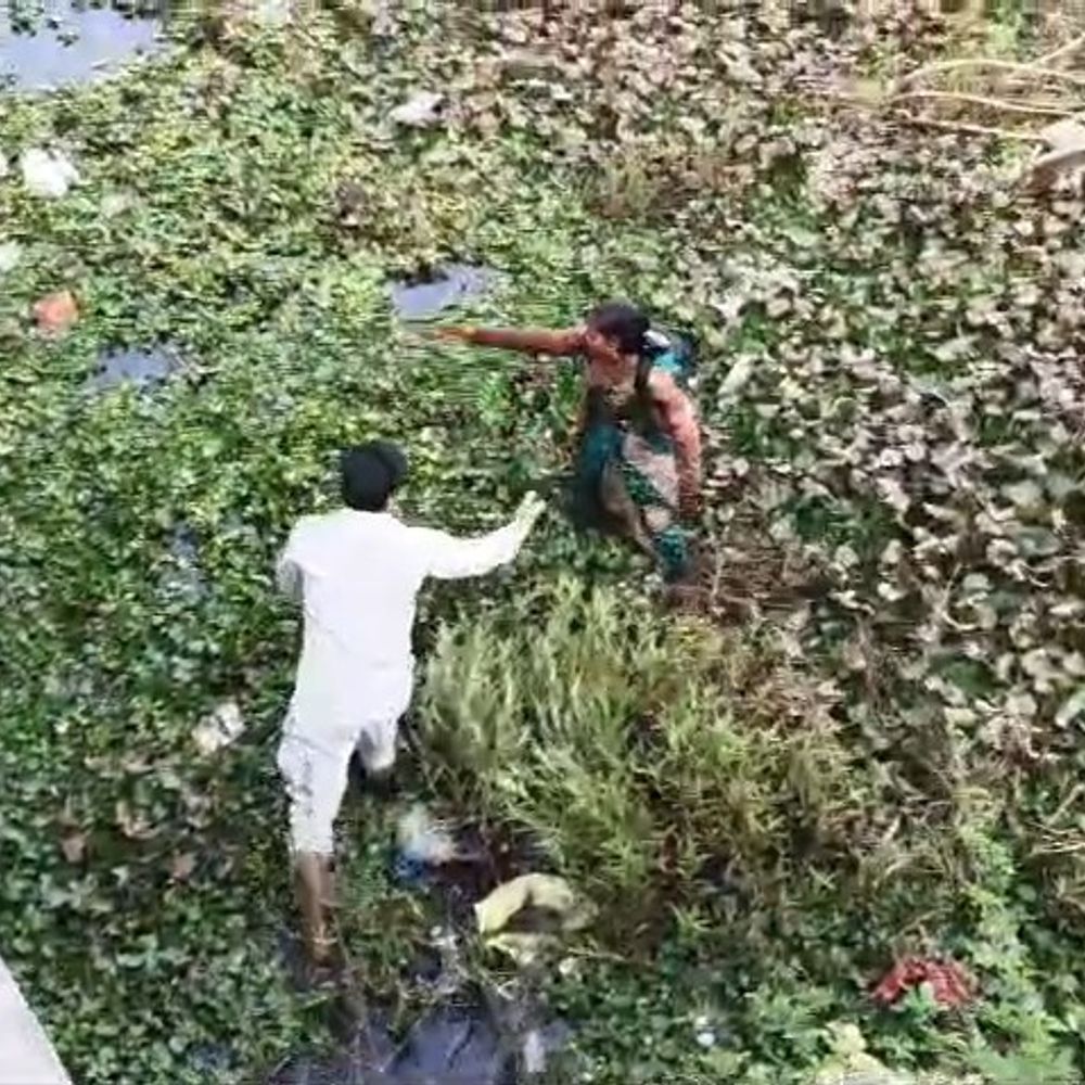 पीलीभीत हाईवे पर बाइक अनियंत्रित होकर नदी में गिरी:दंपति और तीन बच्चों को राहगीरों ने बचाया, अस्पताल में भर्ती