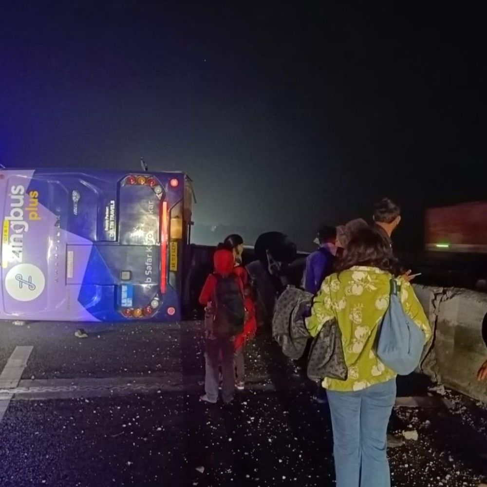 आगरा-लखनऊ एक्सप्रेसवे पर स्लीपर बस पलटी:फिरोजाबाद में एक दर्जन से अधिक यात्री घायल, डिवाइडर से टकराने से हादसा