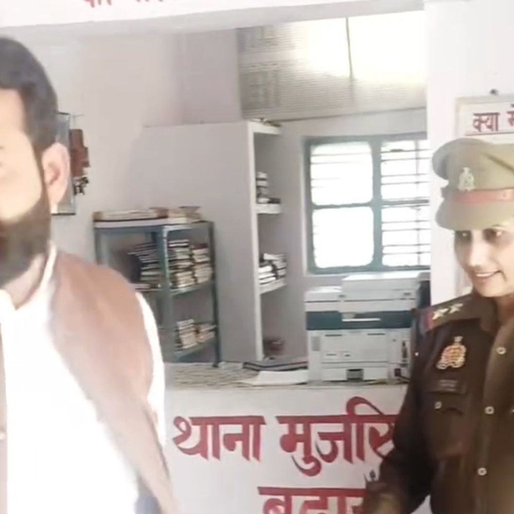 SHO ने किसान नेता को थाने का निरीक्षण कराया:बदायूं में वीडियो सामने आने पर सीओ बिल्सी को जांच सौंपी गई