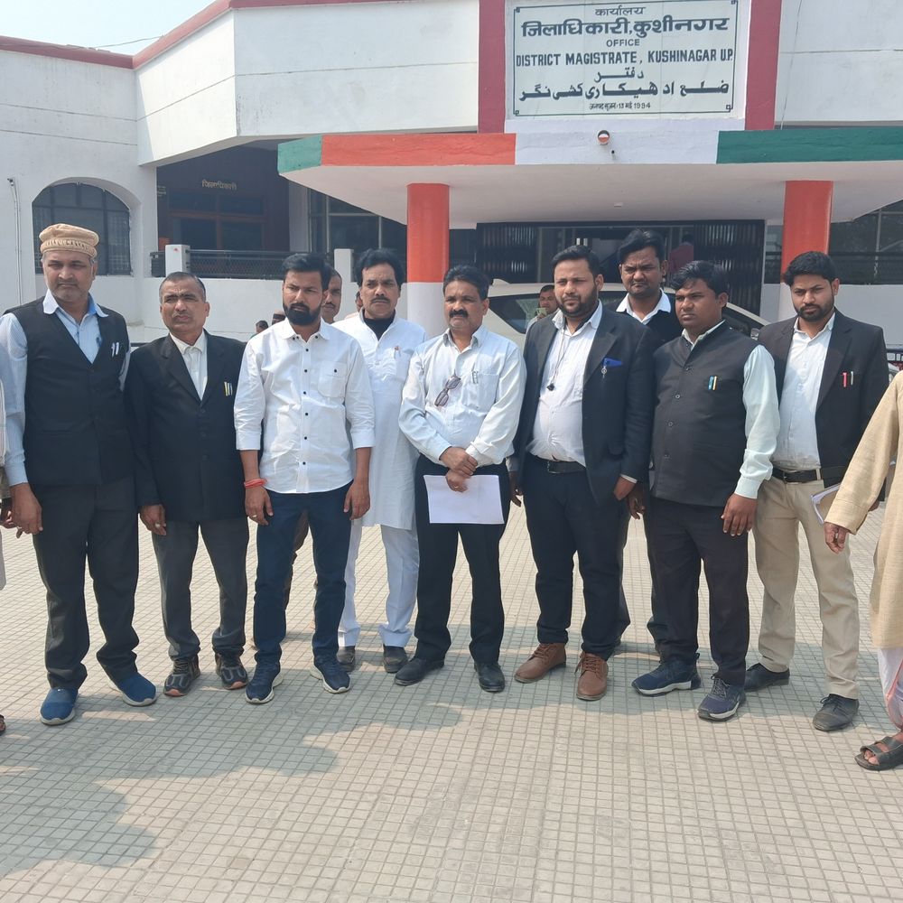 कुशीनगर में कांग्रेस ने शंकराचार्य के समर्थन में ज्ञापन सौंपा:निष्पक्ष कार्रवाई न होने पर उग्र आंदोलन की चेतावनी दी