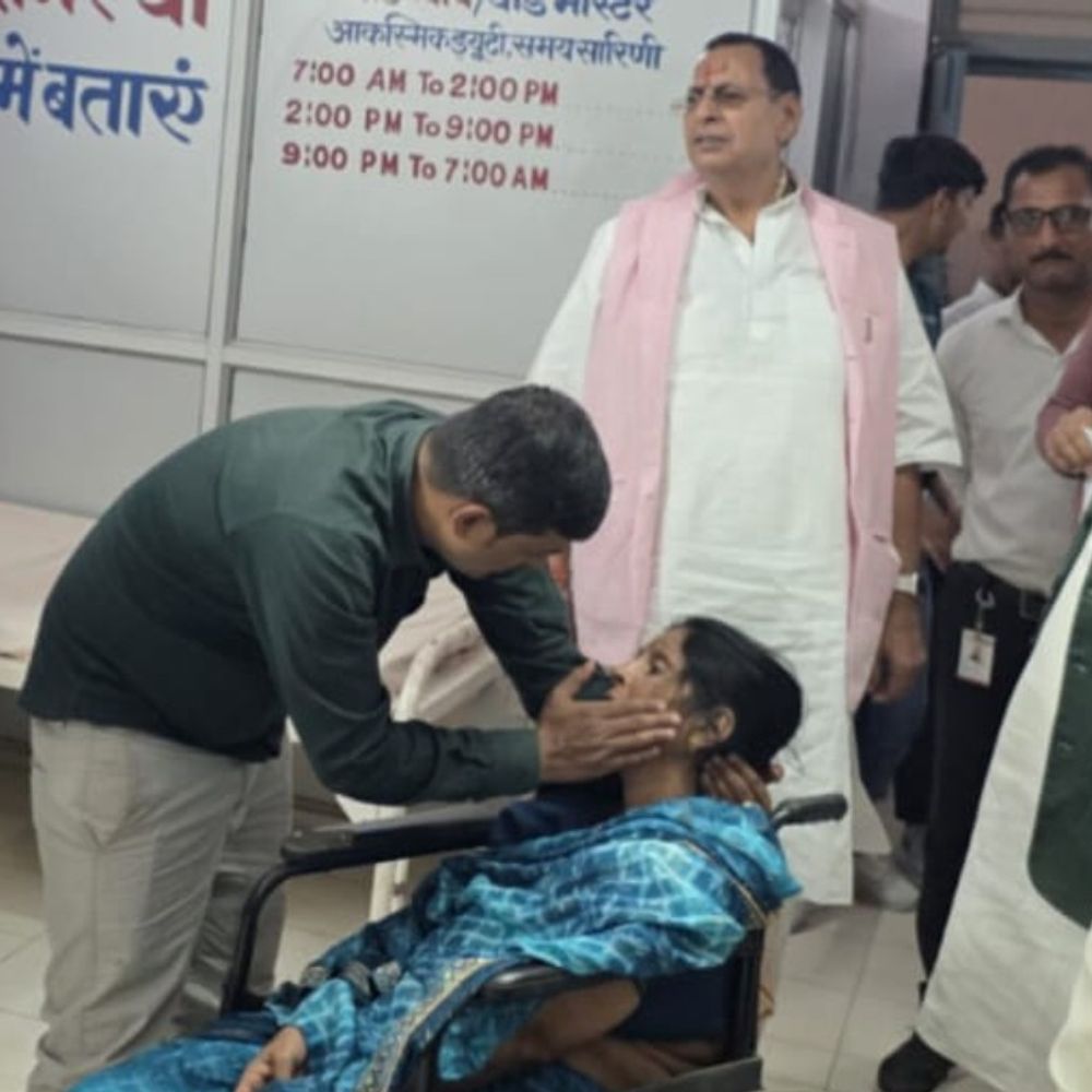 विधायक रत्नाकर मिश्र ने घायल महिला को अस्पताल पहुंचाया:चिल्ह-गोपीगंज रोड पर हादसे में हुई थी घटना, अपनी गाड़ी से पहुंचाया