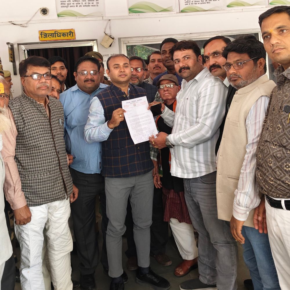 शंकराचार्य के खिलाफ दर्ज मुकदमे में निष्पक्ष जांच की मांग:हाथरस में कांग्रेसियों ने कलेक्ट्रेट में धरना देकर की नारेबाजी, पीएम को ज्ञापन