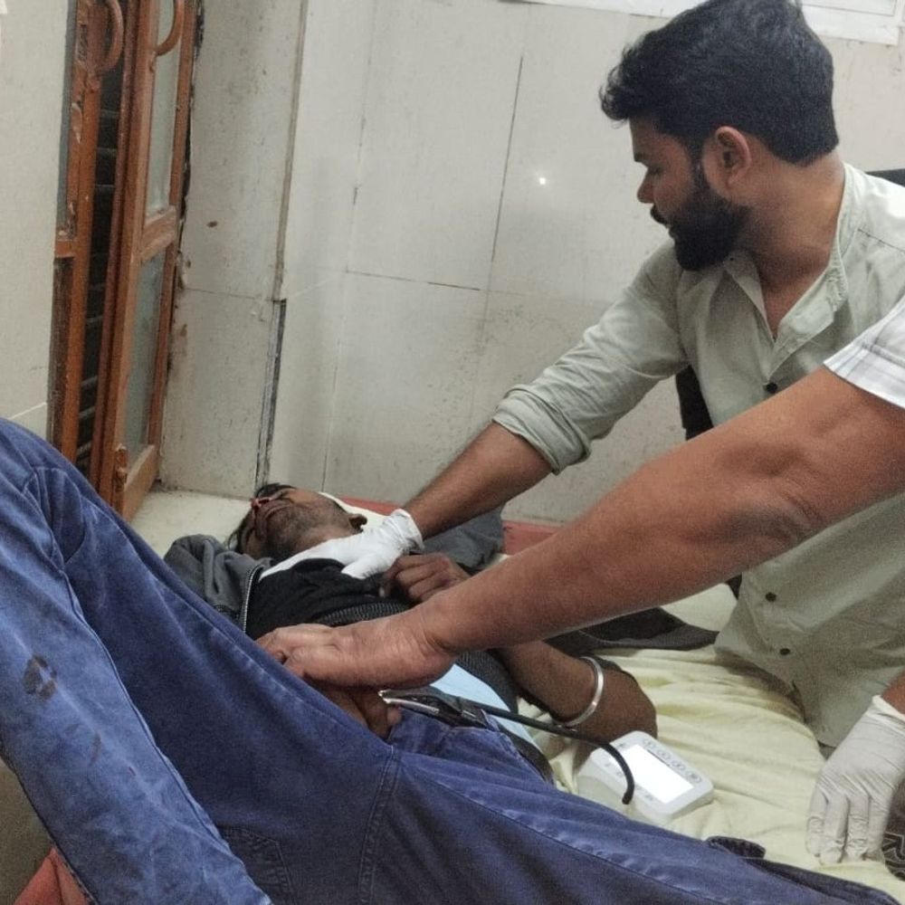 महोबा में NH-39 पर ट्रैक्टर-बाइक भिड़ंत:एक युवक की मौत, दो गंभीर घायल; गुस्साए ग्रामीणों ने किया प्रदर्शन