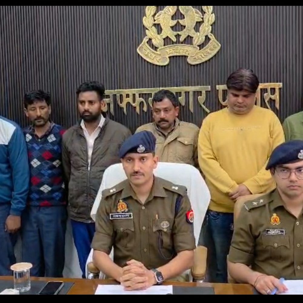 परिवहन विभाग के फर्जी अफसरों का गिरोह पकड़ा:हाईवे पर रिफलेक्टर के नाम पर करते थे वसूली, 8 गिरफ्तार