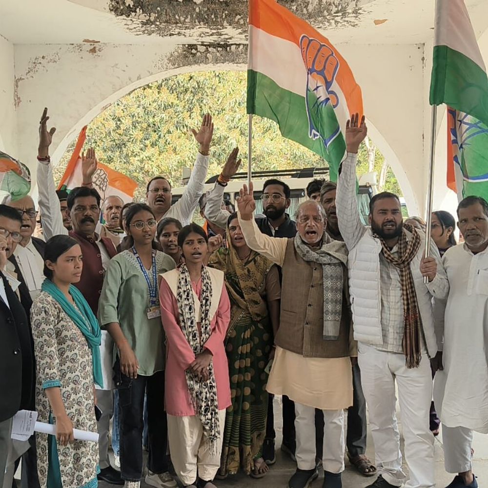 शंकराचार्य पर मुकदमे के विरोध में कांग्रेस का प्रदर्शन:मऊ में सिटी मजिस्ट्रेट को ज्ञापन दिया, सरकार पर उत्पीड़न का आरोप