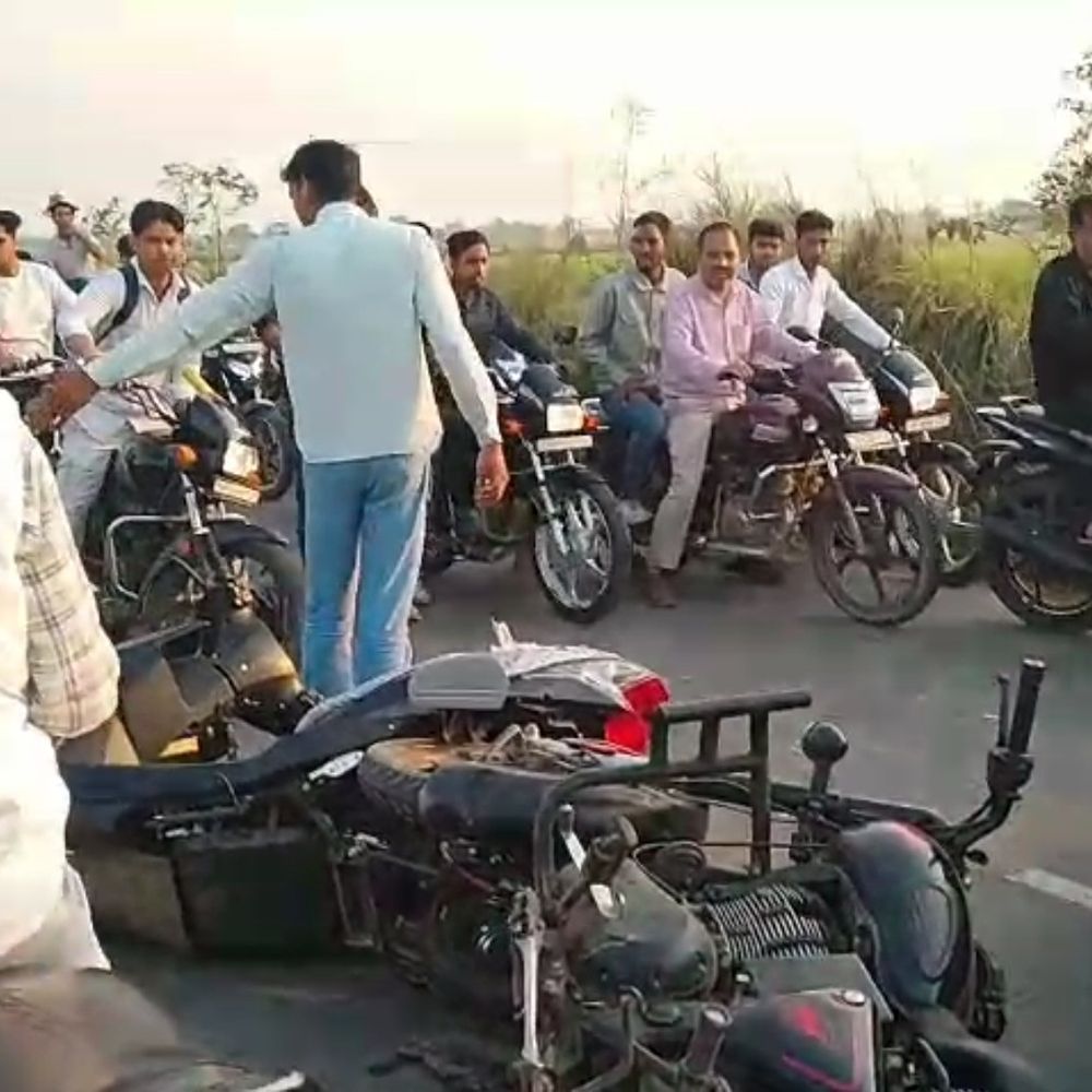 फिरोजाबाद में बुलेट ने स्कूटी को मारी टक्कर:मां और बेटा घायल, डांडियामई पुलिया पर हादसा