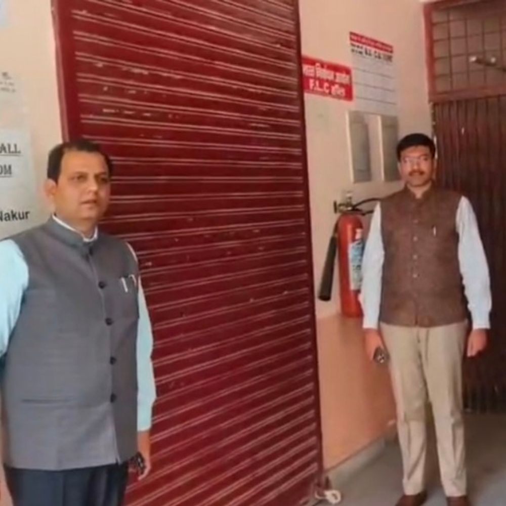 सहारनपुर डीएम ने ईवीएम गोदाम का निरीक्षण किया:सुरक्षा और सीसीटीवी निगरानी प्रणाली का जायजा लिया