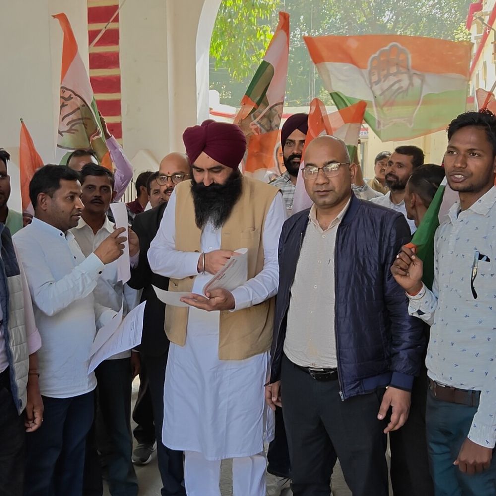 पीलीभीत कलेक्ट्रेट पर कांग्रेस का विरोध प्रदर्शन:योगी-मोदी के खिलाफ नारेबाजी, बोले- कांग्रेस शंकराचार्य और सनातन के साथ