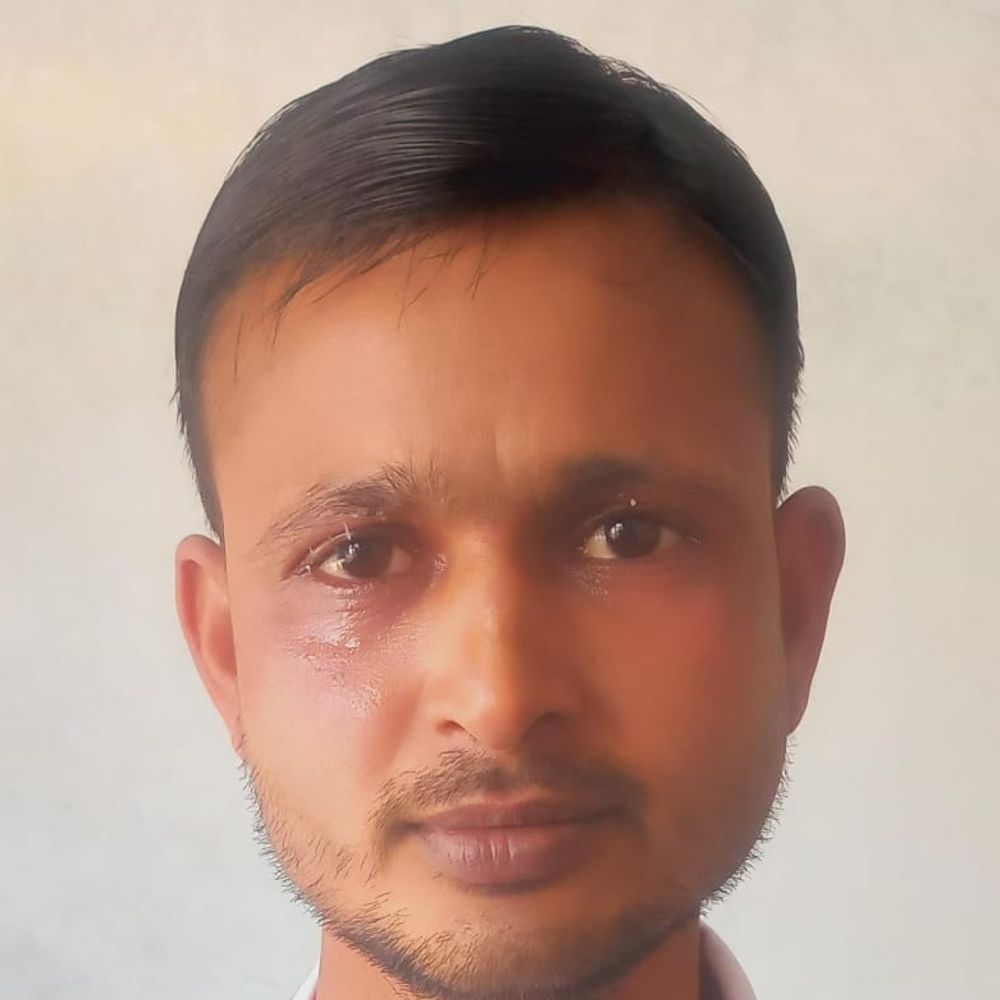 लेखपाल के सामने किसान ने की पेट्रोल-छिड़ककर आत्मदाह का प्रयास:भट्टा स्वामी पर जमीन कब्जाने का आरोप, सीमांकन की मांग