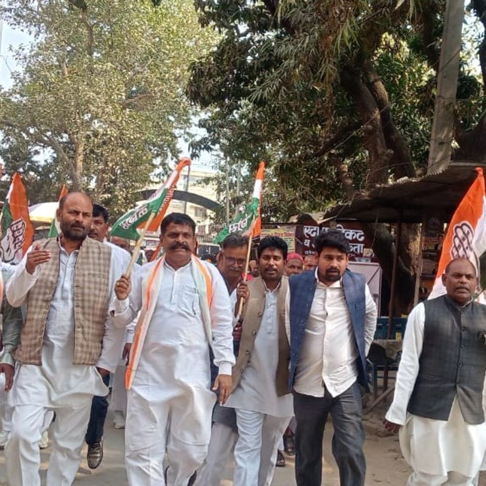 शंकराचार्य के खिलाफ FIR, कांग्रेस ने देवरिया में प्रदर्शन किया:एफआईआर वापस लेने और निष्पक्ष जांच की मांग