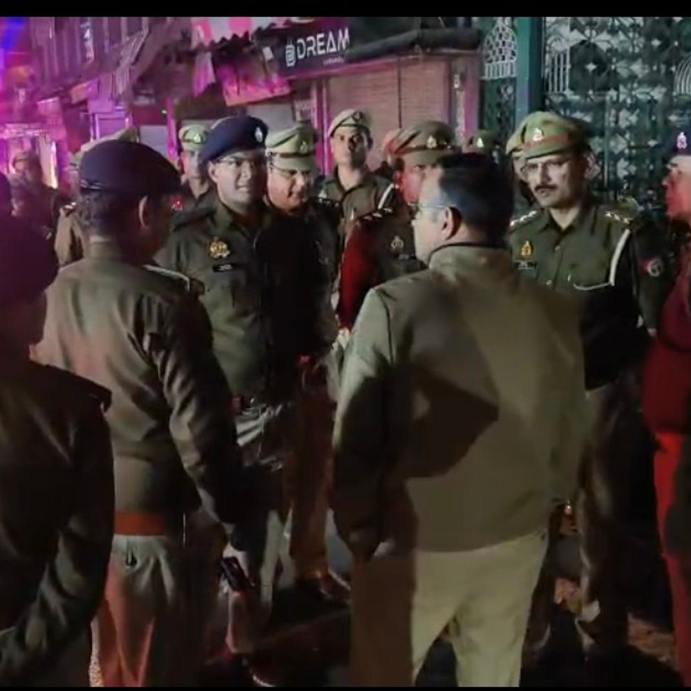 सहारनपुर में होली-रमजान पर SSP का फ्लैग मार्च:अराजक तत्वों को सख्त चेतावनी, शांति व्यवस्था बनाए रखने की अपील