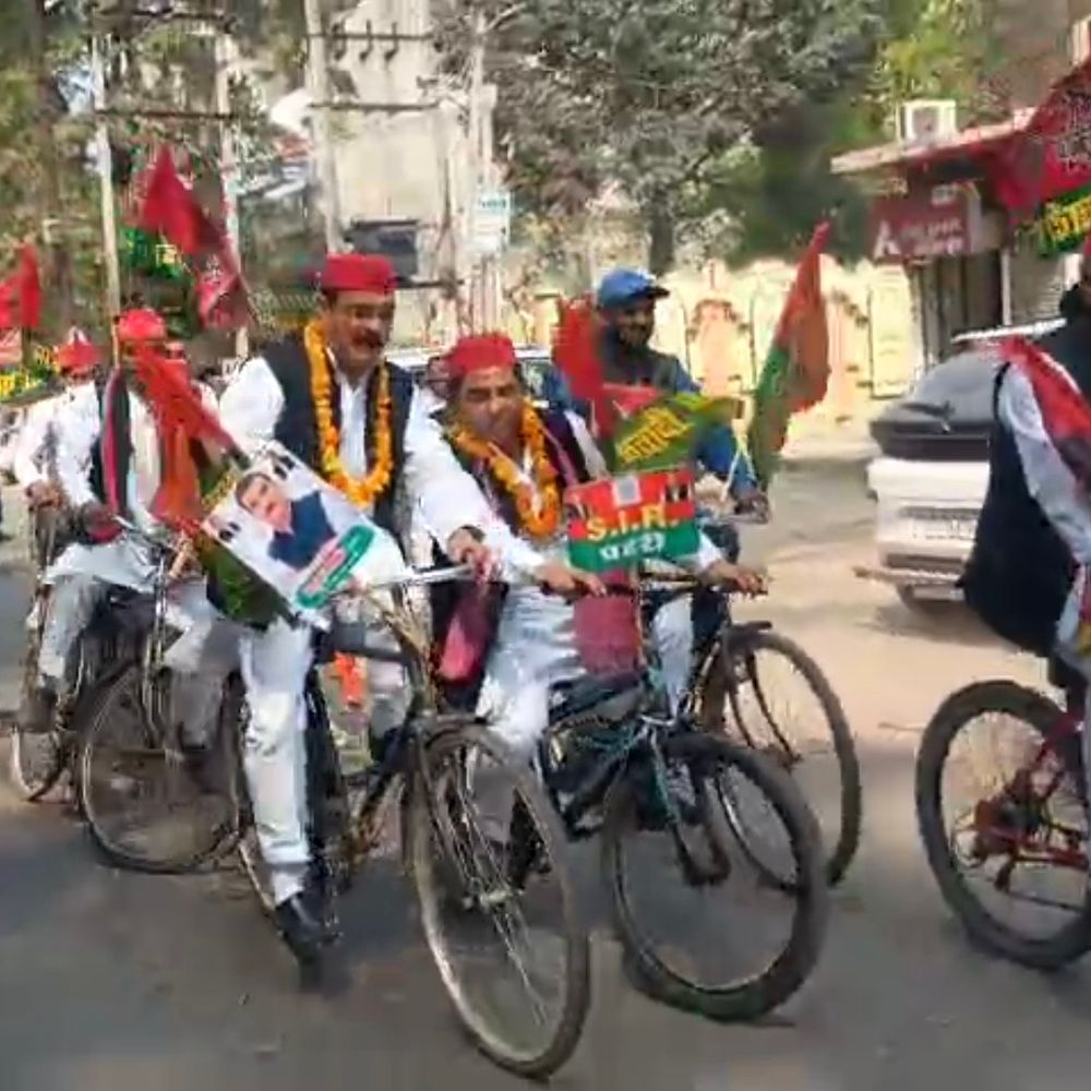 बिजनौर में सपा की SIR जागरूकता साइकिल रैली:बड़ी संख्या में कार्यकर्ता हुए शामिल, शहर भर के मुख्य मार्ग और चौराहों से गुजरी