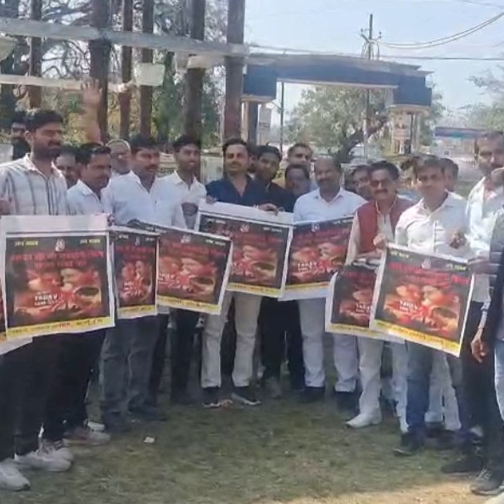 बदायूं में 'यादव जी की लव स्टोरी' फिल्म का विरोध:आपत्तिजनक दृश्यों पर जताई नाराजगी, नाम बदलने की मांग