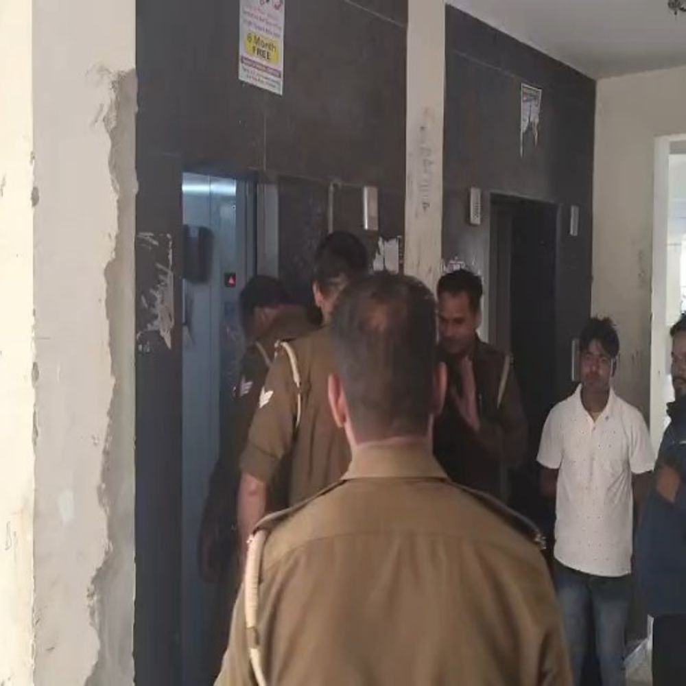 यूपी की बड़ी खबरें:मथुरा में श्री कृष्णम शरणम् सोसाइटी की 9वीं मंजिल से गिरकर युवती की मौत, नामचीन संत की अनुयायी थी