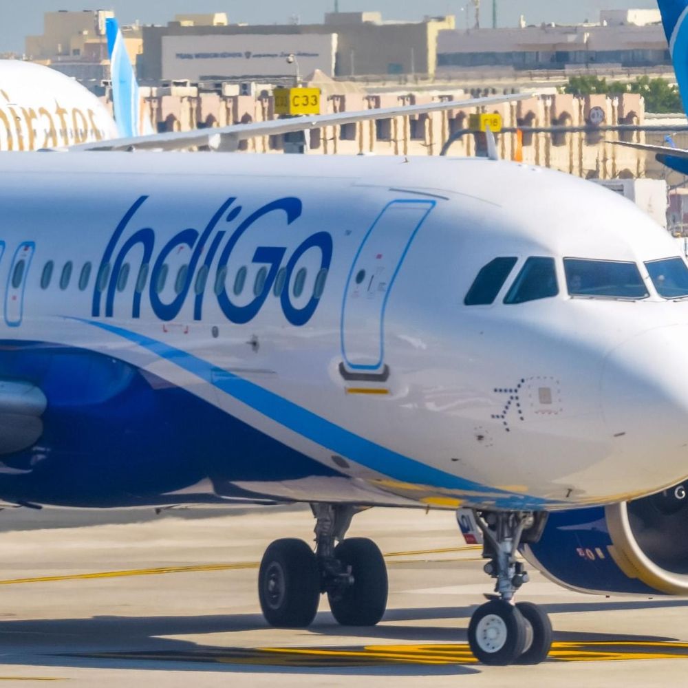 इंडिगो फ्लाइट 4 घंटे लेट, 200 से ज्यादा यात्री फंसे:पैसेंजर्स ने क्रू से बहस की, बोले- AC बंद है, सांस लेने में दिक्कत हो रही