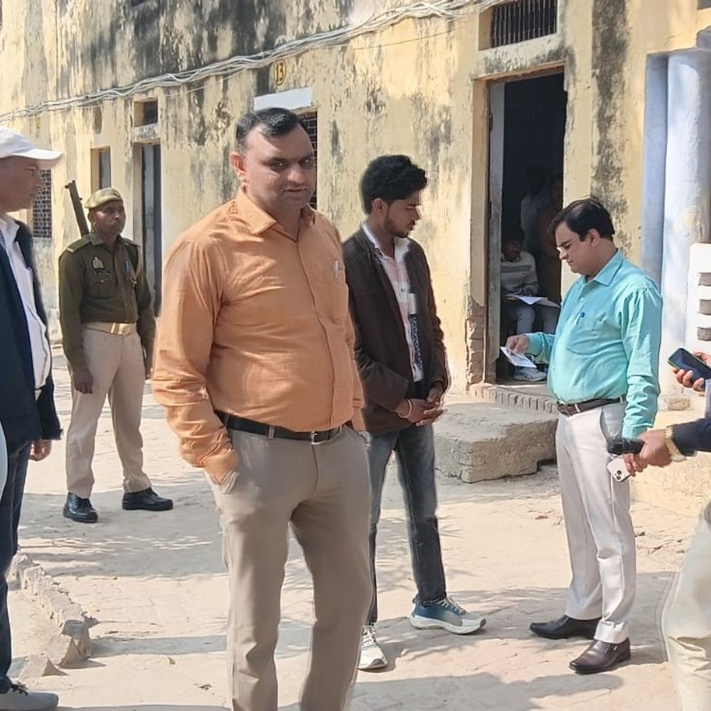 एटा में हाईस्कूल गणित परीक्षा में ‘मुन्नाभाई’ पकड़ा गया:दूसरे की जगह बैठकर दे रहा था एग्जाम, एफआईआर दर्ज