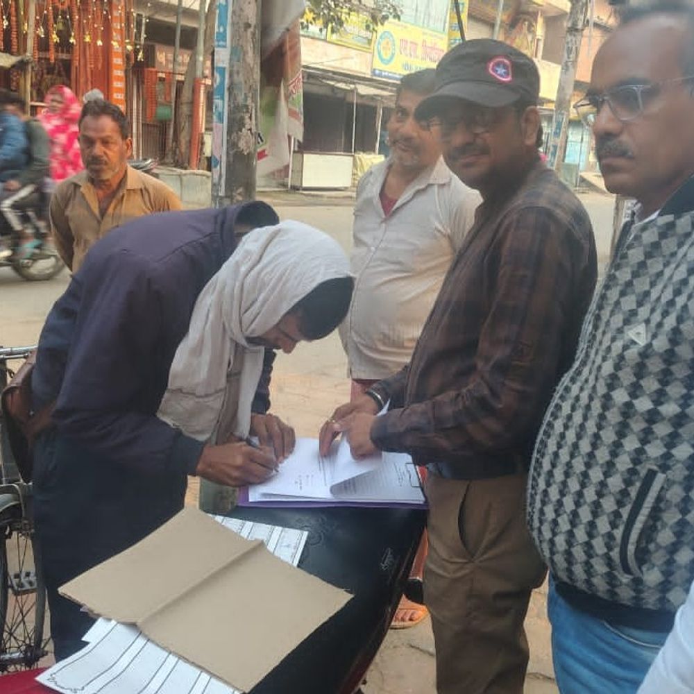 बलिया में होली से पहले खाद्य विभाग की छापेमारी:दूध, खोया सहित कई खाद्य पदार्थों के नमूने जांच को भेजे