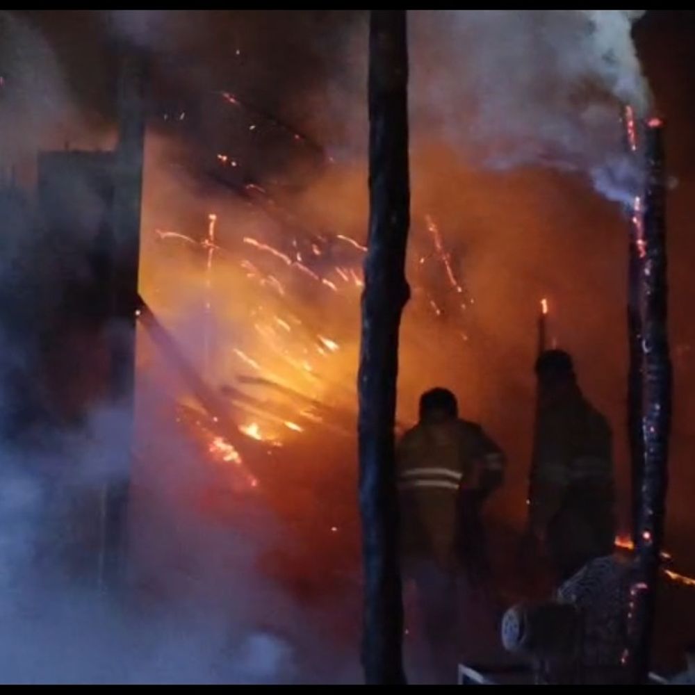 बांदा में बांस-बल्ली की दुकान में लगी आग:शॉर्ट-सर्किट से हादसा, 15 लाख का सामान जलकर राख