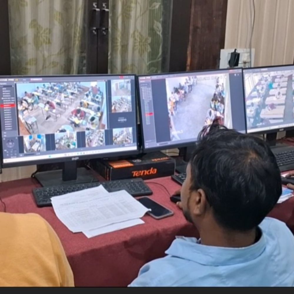 छात्र की जगह सगा भाई परीक्षा देते पकड़ा गया:इटावा में हाईस्कूल के पेपर में फर्जीवाड़ा, फ्लाइंग स्क्वॉड ने मारा छापा