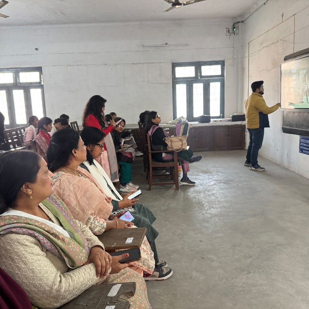 मुरादाबाद: गोकुलदास कॉलेज में छात्राओं को दिखाई सड़क सुरक्षा डॉक्युमेंट्री:जागरूकता कार्यक्रम में फर्स्ट रिस्पांडर और ट्रॉमा लाइफ सपोर्ट की जानकारी दी गई