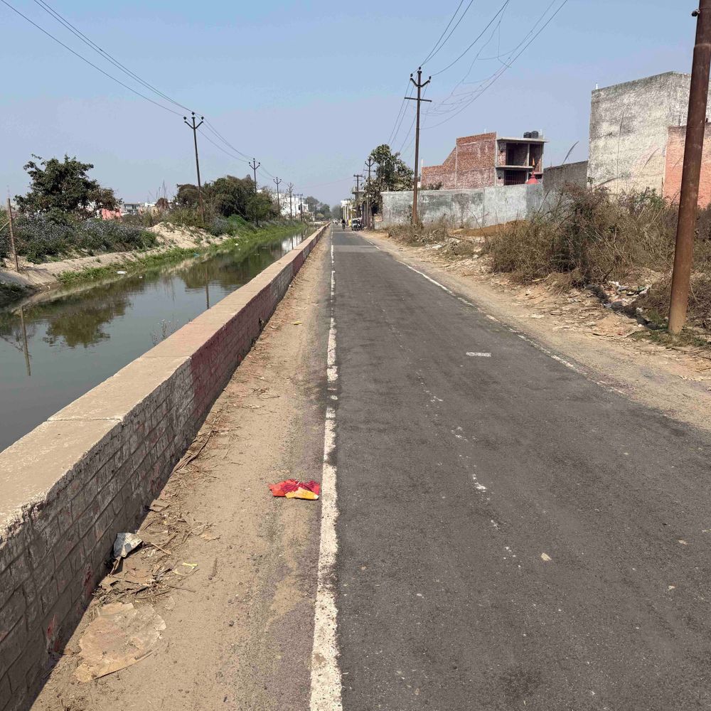 एक करोड़ की सड़क एक माह में टूटी:बुलंदशहर में सिंचाई विभाग ने कराई मरम्मत, ठेकेदार को जारी हुआ था नोटिस