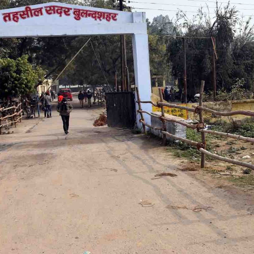 बुलंदशहर में फर्जी वकील तहसील से कोर्ट फाइल लेकर भागा:विरोध करने पर कर्मचारियों से मारपीट, पुलिस ने हिरासत में लिया