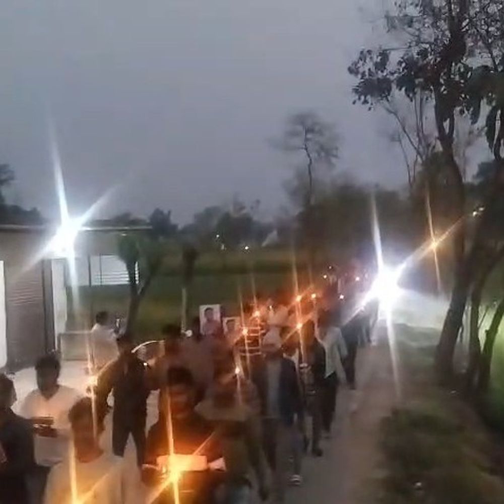 कुशीनगर शिक्षक आत्महत्या, ग्रामीणों में आक्रोश:निष्पक्ष जांच की मांग में निकाला कैंडल मार्च, दोषियों पर कार्रवाई की मांग तेज