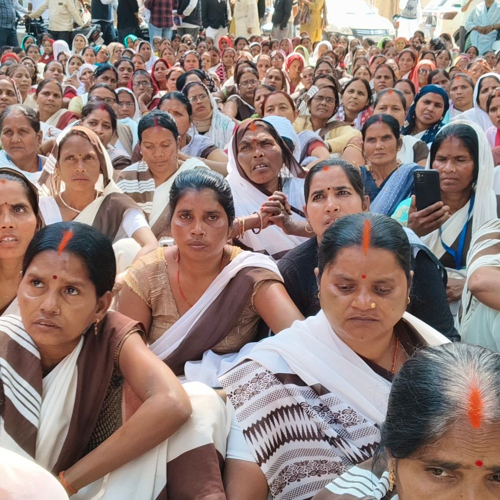 मिर्जापुर में आशा कार्यकर्ताओं का प्रदर्शन:भारतीय मजदूर संघ के बैनर तले न्यूनतम वेतन सहित कई मांगों पर सौंपा ज्ञापन