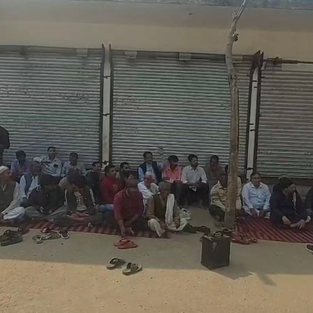 बिजनौर में किन्नर समाज के खिलाफ प्रदर्शन:अधिक बधाई मांगने पर विहिप और नगरवासियों ने चौकी पर धरना दिया