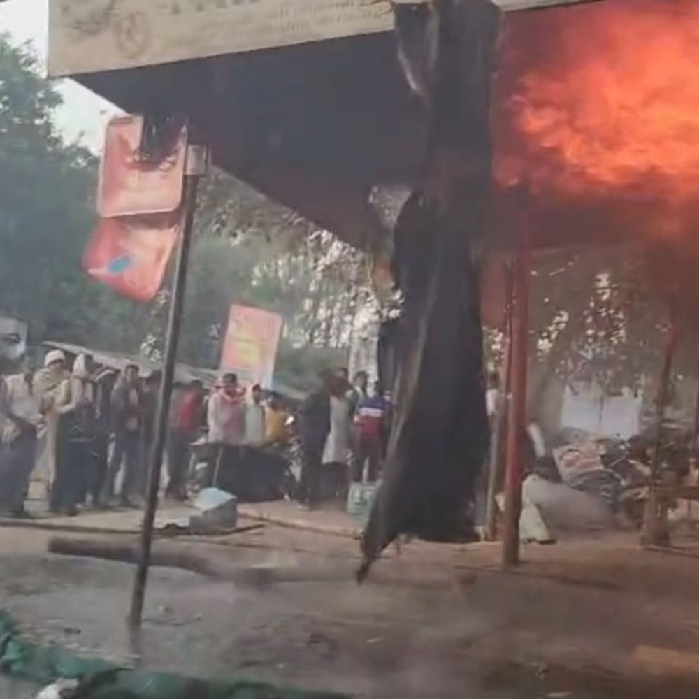 हमीरपुर में तीन दुकानें जलकर राख:ऑटो पार्ट्स, हार्डवेयर और साइकिल की दुकानें खाक, दमकल देरी से पहुंची