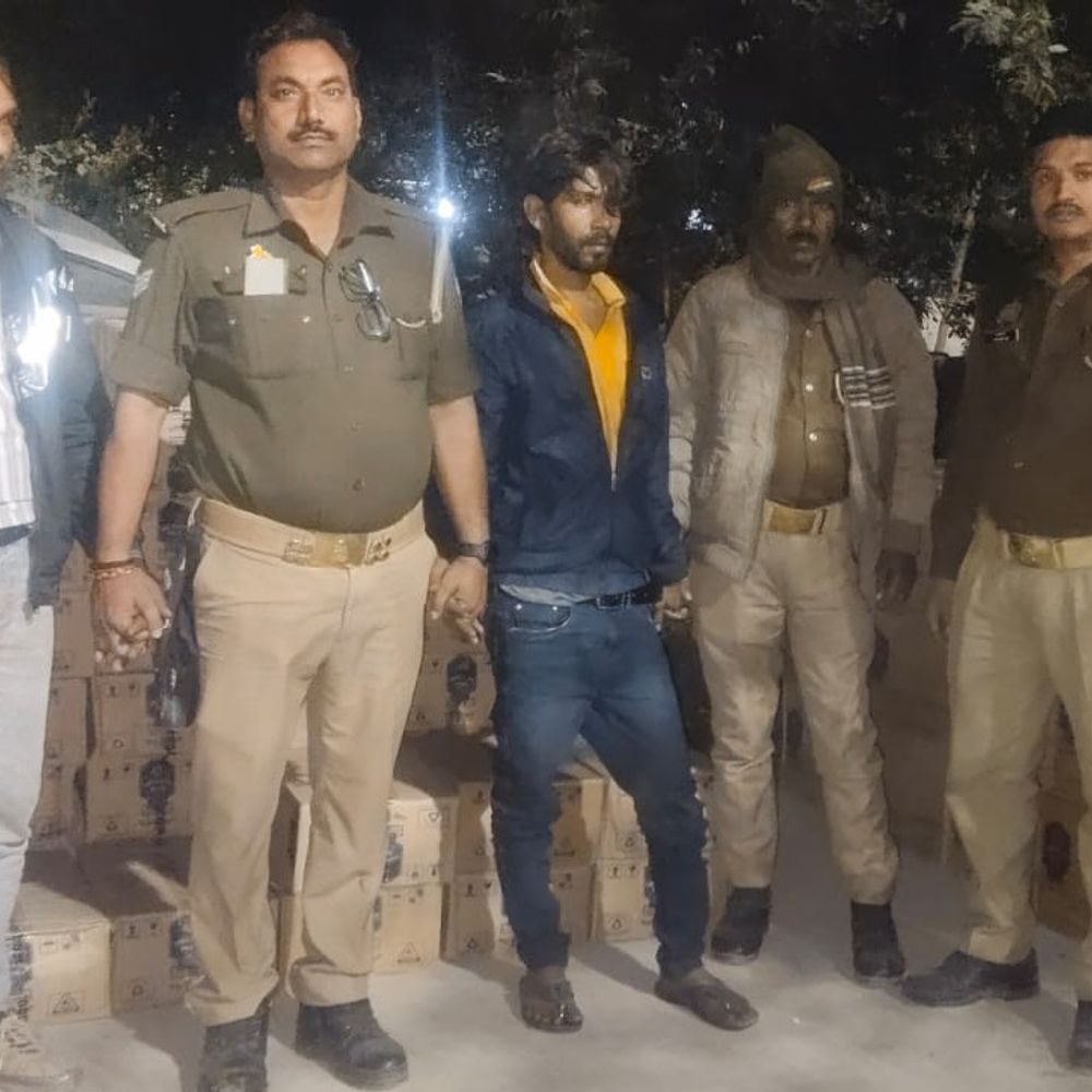 चंदौली में ट्रक से 3807 लीटर शराब बरामद:दो तस्कर गिरफ्तार, बिहार में होली पर सप्लाई की थी तैयारी