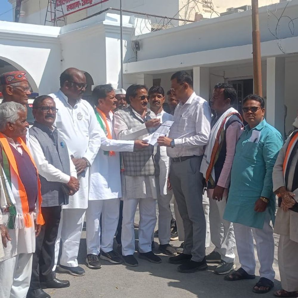 शंकराचार्य अविमुक्तेश्वरानंद के समर्थन में कांग्रेस का प्रदर्शन:जालौन में कलेक्ट्रेट पहुंचकर पीएम को ज्ञापन भेजा