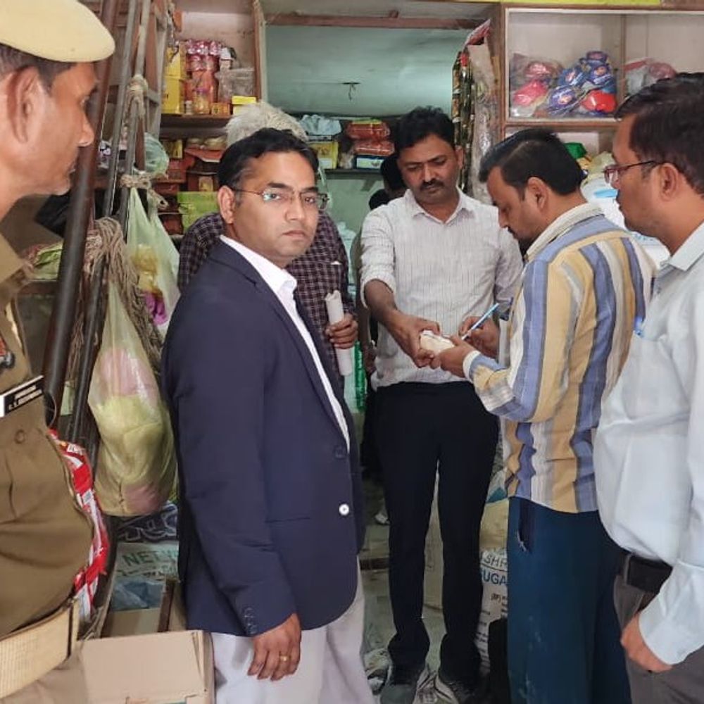 जालौन में खाद्य सुरक्षा विभाग की छापेमारी, नमूने लिए गए:होली से पहले शुद्ध खाद्य सामग्री सुनिश्चित करने का अभियान