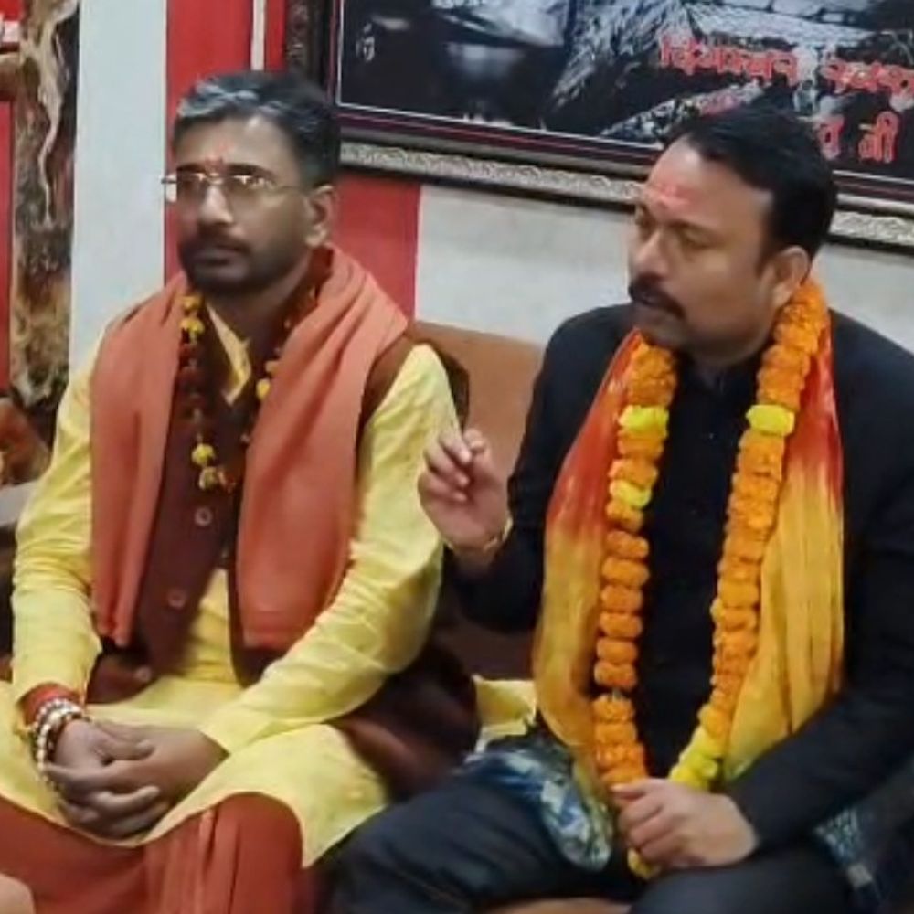 निलंबित PCS अलंकार अग्निहोत्री ने बनाई नई पार्टी 'राम':प्रयागराज में बड़े हनुमान मंदिर में टेका मत्था, बोले- शंकराचार्य को फंसाया जा रहा