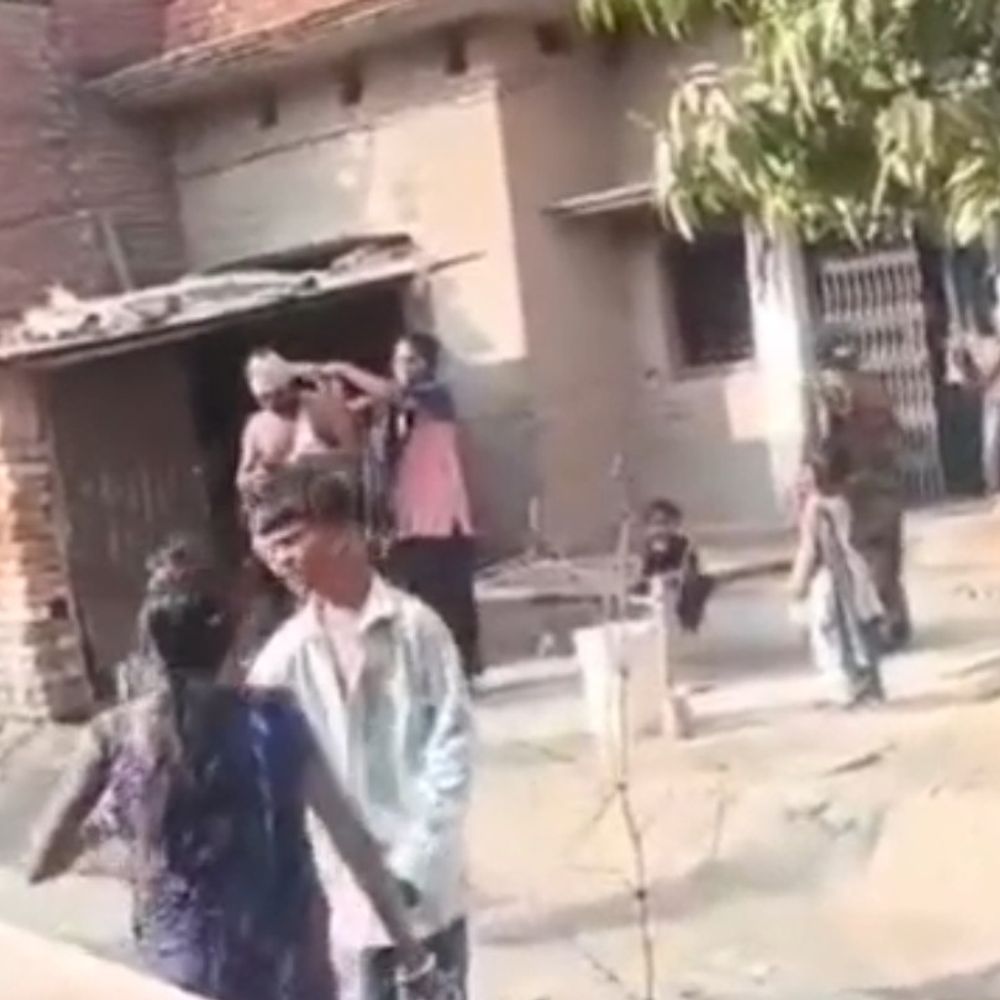 मामूली विवाद पर मारपीट का VIDEO:अंबेडकरनगर में पुलिस ने मामला दर्ज कर जांच शुरू की