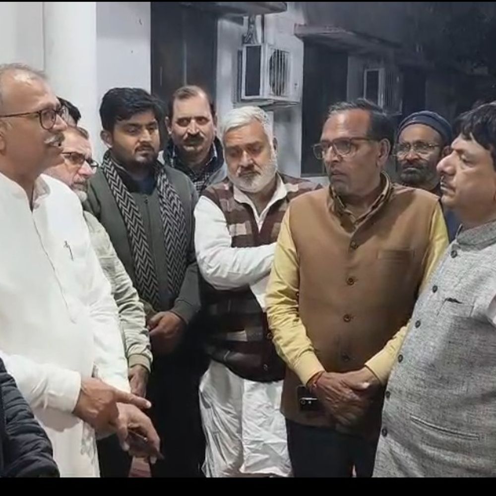 मुजफ्फरनगर में BSA कार्यालय पर रात को शिक्षकों का धरना:12 बजे मंत्री कपिल देव अग्रवाल पहुंचे, BSA के खिलाफ जांच के आदेश