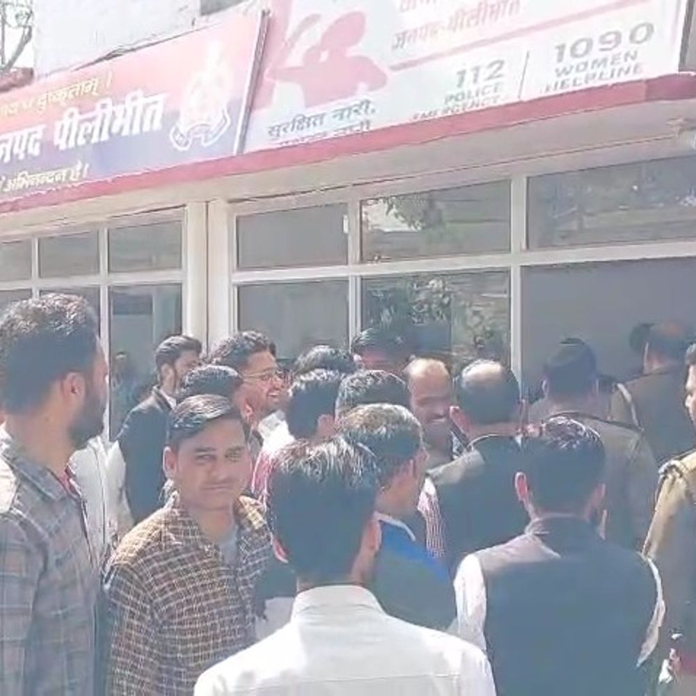 अधिवक्ता के चेंबर में घुसकर महिला ने दस्तावेज फाड़े:पूरनपुर तहसील में हंगामा, पुलिस ने महिला को हिरासत में लिया