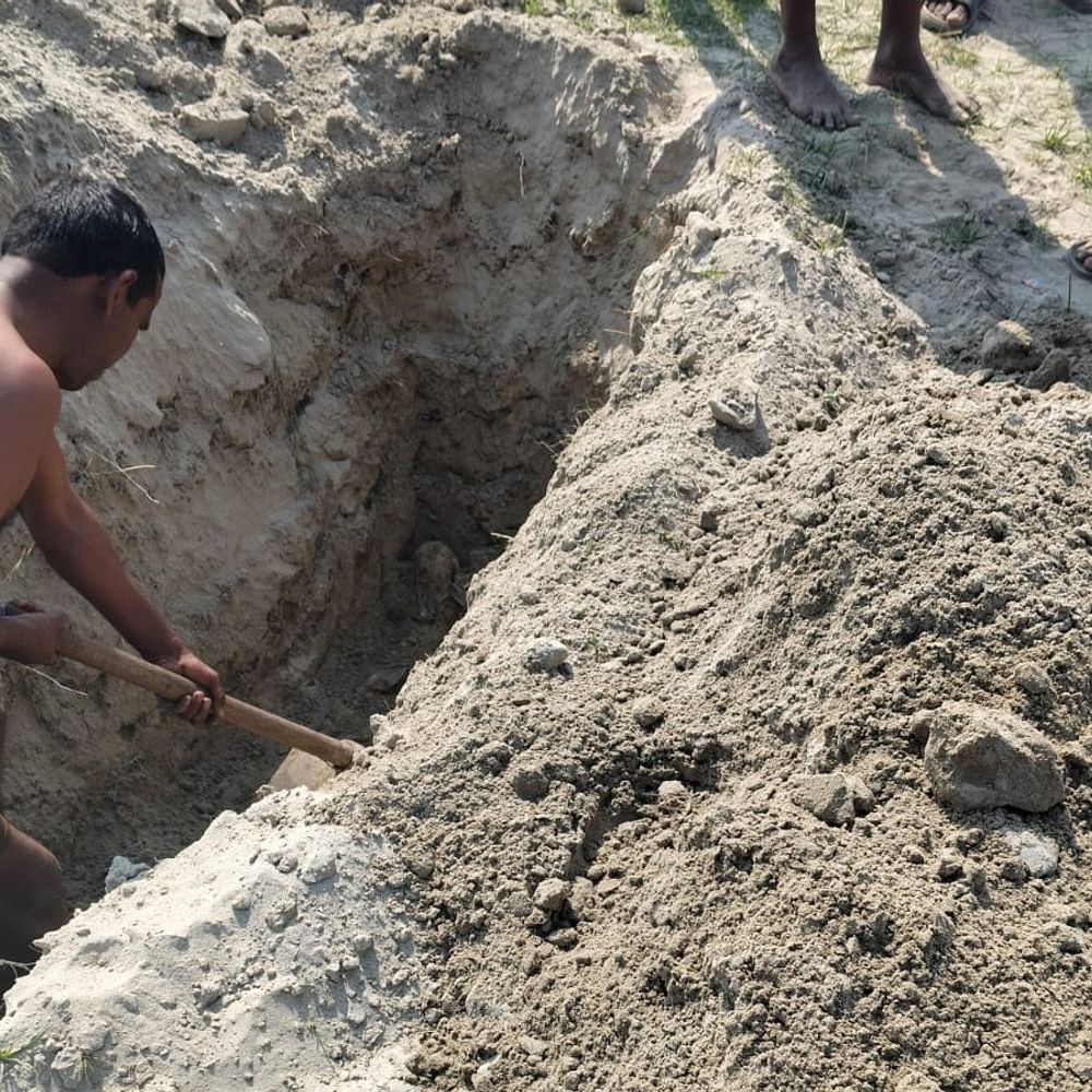 75 दिन बाद कब्र से निकाला गया शव:सड़क हादसे में हुई थी मौत, बाबा ने की थी शिकायत, वीडियोग्राफी कराई गई