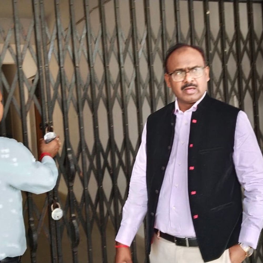 महराजगंज डीएम ने किया स्ट्रांग रूम का मासिक निरीक्षण:ईवीएम-वीवीपैट भंडारण और सुरक्षा व्यवस्था जांची