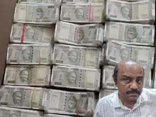 ओडिशा माइनिंग अफसर के घर से 4.27 करोड़ नकद मिले:  नोट गिनने की मशीनें लाना पड़ीं, 30 हजार रुपए की रिश्वत लेते पकड़ा गया था