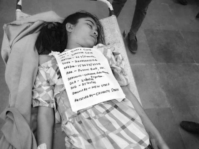 मोबाइल कारोबारी ने पत्नी-बेटी को जहर दिया, खुद भी पीया:पिता-पुत्री की मौत, पत्नी ICU में; ऑनलाइन गेम के चलते कर्ज में डूबा था