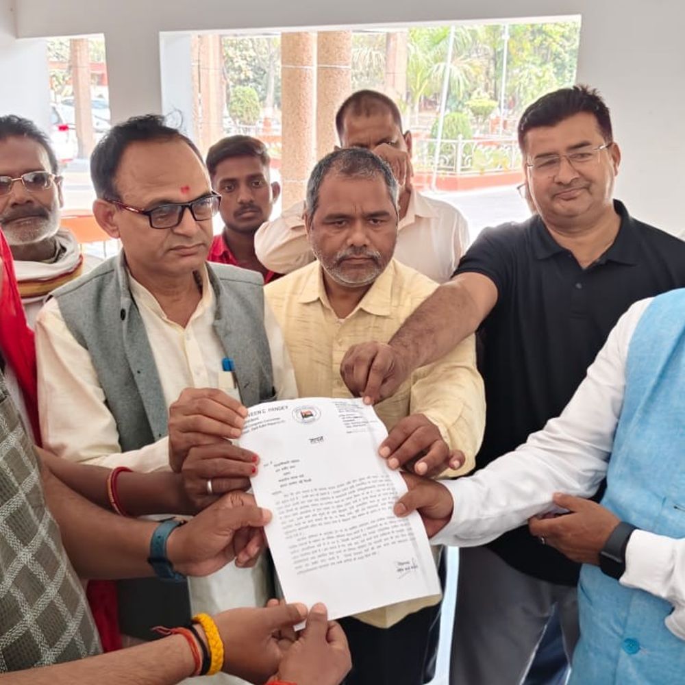 अविमुक्तेश्वरानंद के खिलाफ कार्रवाई पर कांग्रेसियों का प्रदर्शन:प्रधानमंत्री को ज्ञापन सौंपकर दोषियों पर सख्त कार्रवाई की मांग