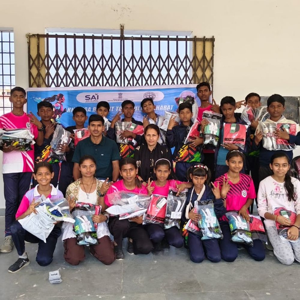 खेलो इंडिया के खिलाड़ियों को प्लेइंग किट वितरित:कानपुर देहात में एक जिला एक खेल योजना के तहत एथलेटिक्स प्रशिक्षण जारी