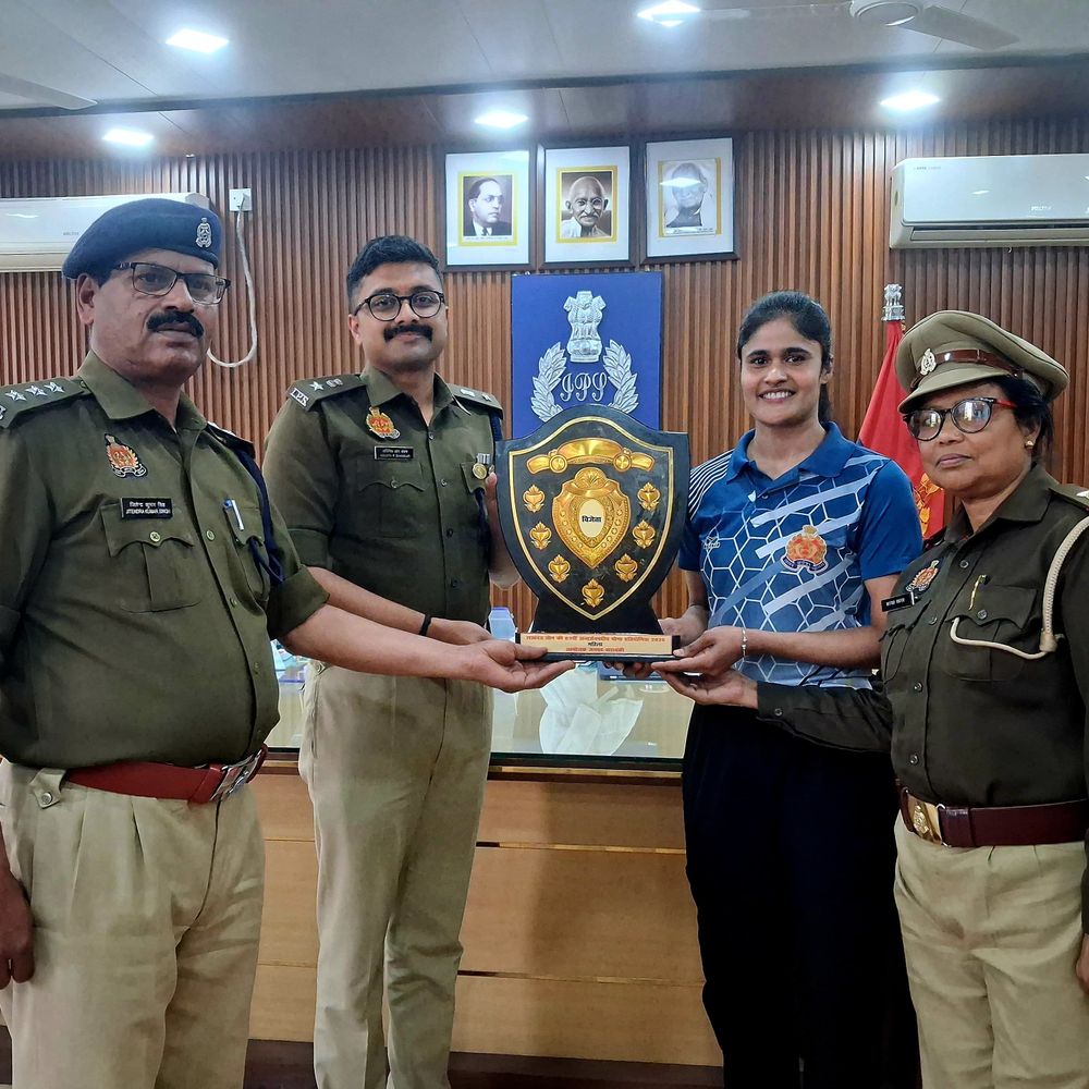 अंबेडकरनगर महिला आरक्षियों ने वेटलिफ्टिंग में जीता स्वर्ण:योगा टीम ने भी लखनऊ जोन प्रतियोगिता में स्वर्ण पदक हासिल किया, SP ने सम्मानित किया