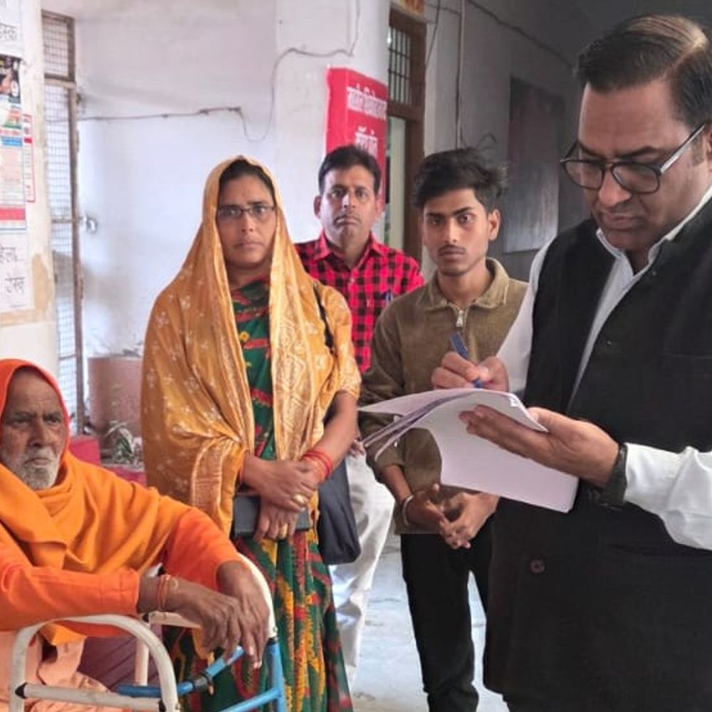 ऑफिस से निकलकर दिव्यांग की समस्या सुनने पहुंचे SDM:फिरोजाबाद में त्वरित निस्तारण के निर्देश, संवेदनशीलता की सराहना