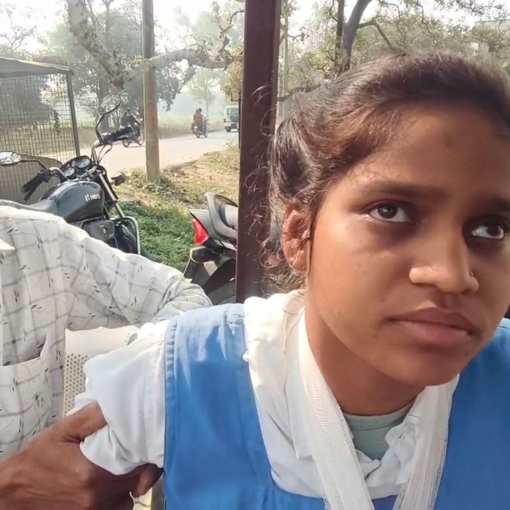 बाराबंकी में हाईस्कूल छात्रा की सड़क हादसे में मौत:परीक्षा देने जा रही थी, ट्रैक्टर ट्रॉली ने बाइक को टक्कर मारी, साथी छात्रा और युवक घायल