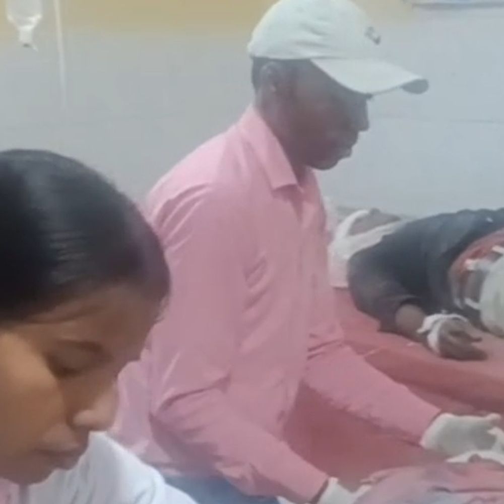 अंबेडकरनगर में पिकअप-ऑटो की टक्कर:हादसे में एक महिला की मौत, 13 लोग गंभीर घायल