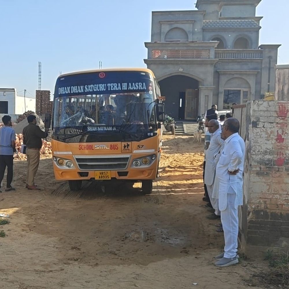 सिरसा में निजी स्कूल बस पर हमला:  बाइक सवार युवकों ने तोड़े शीशे; 40 छात्राएं सवार थीं, पुलिस-सरंपच की मदद से घर पहुंचाया – nathusari kalan News